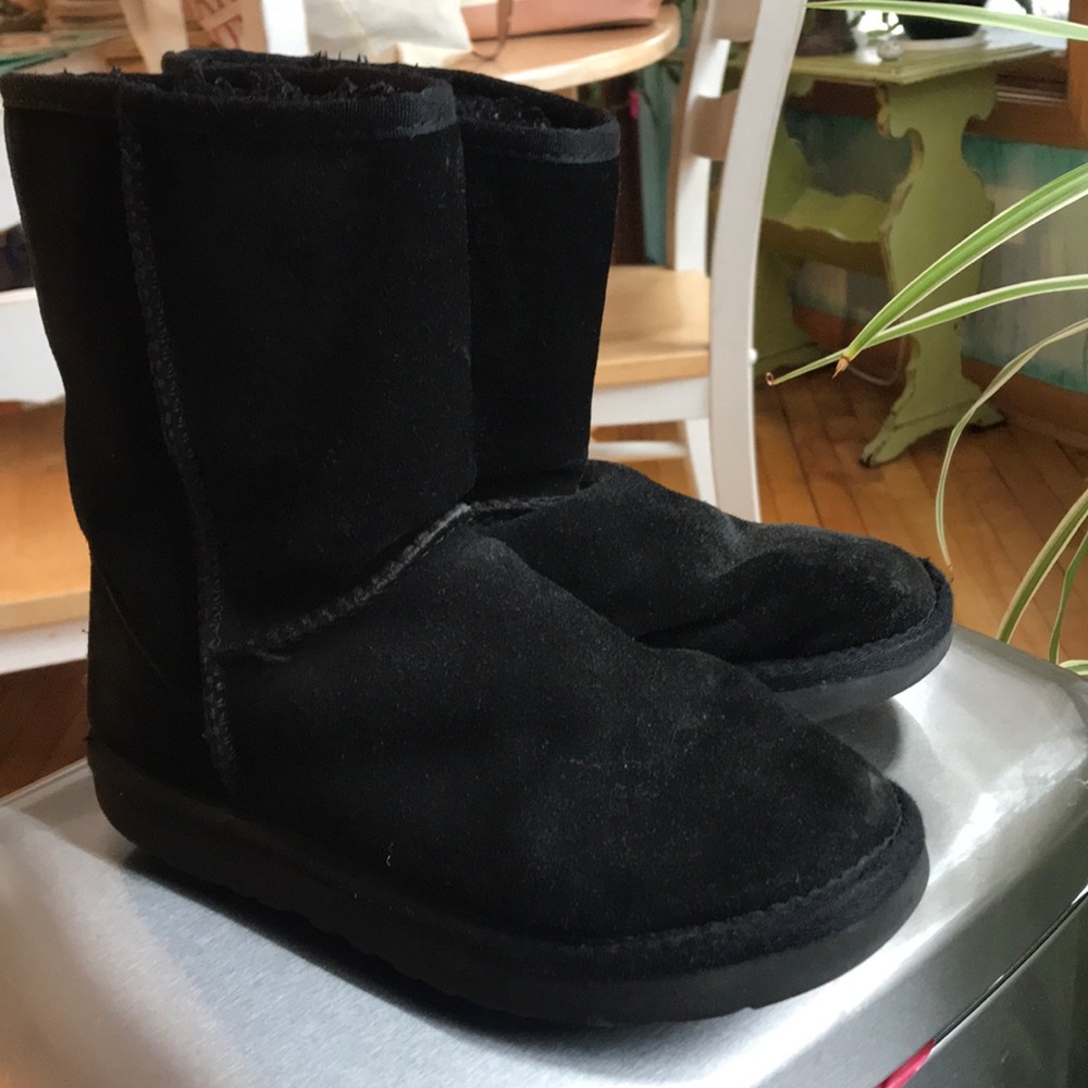 Black Ugg Classic Short Boot